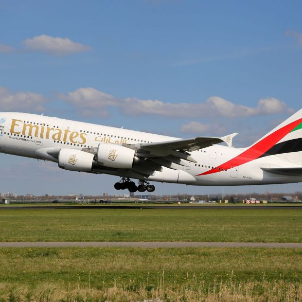 Airbus A380 de Emirates despegando en el Aeropuerto Internacional de Amsterdam (BigStock)