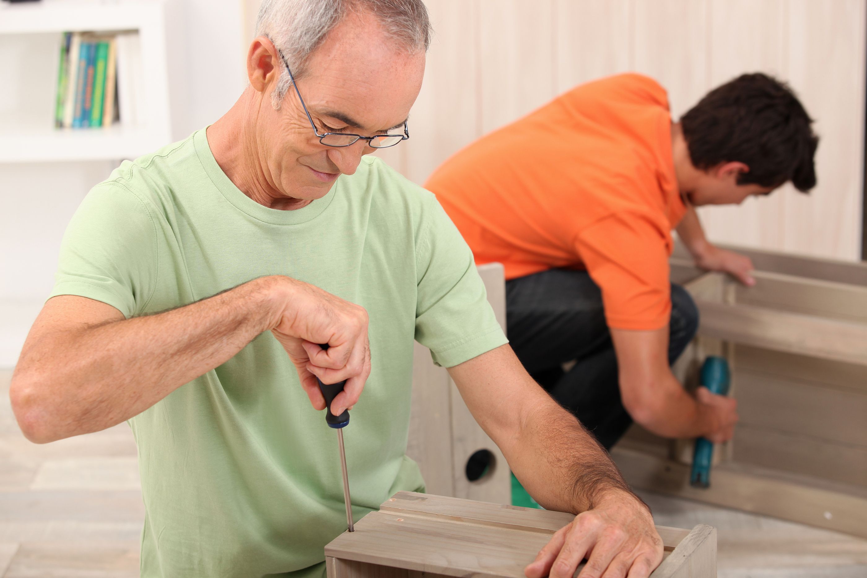 Si tengo un trabajo, ¿puedo cobrar la ayuda para mayores de 52 años?