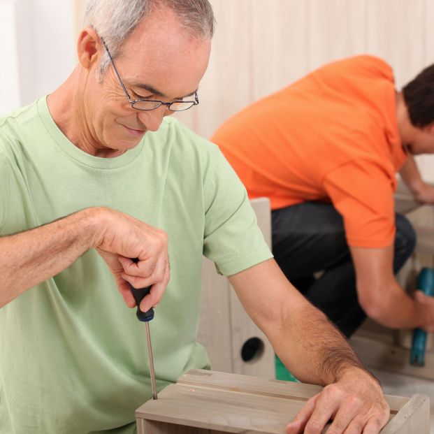 Si tengo un trabajo, ¿puedo cobrar la ayuda para mayores de 52 años?