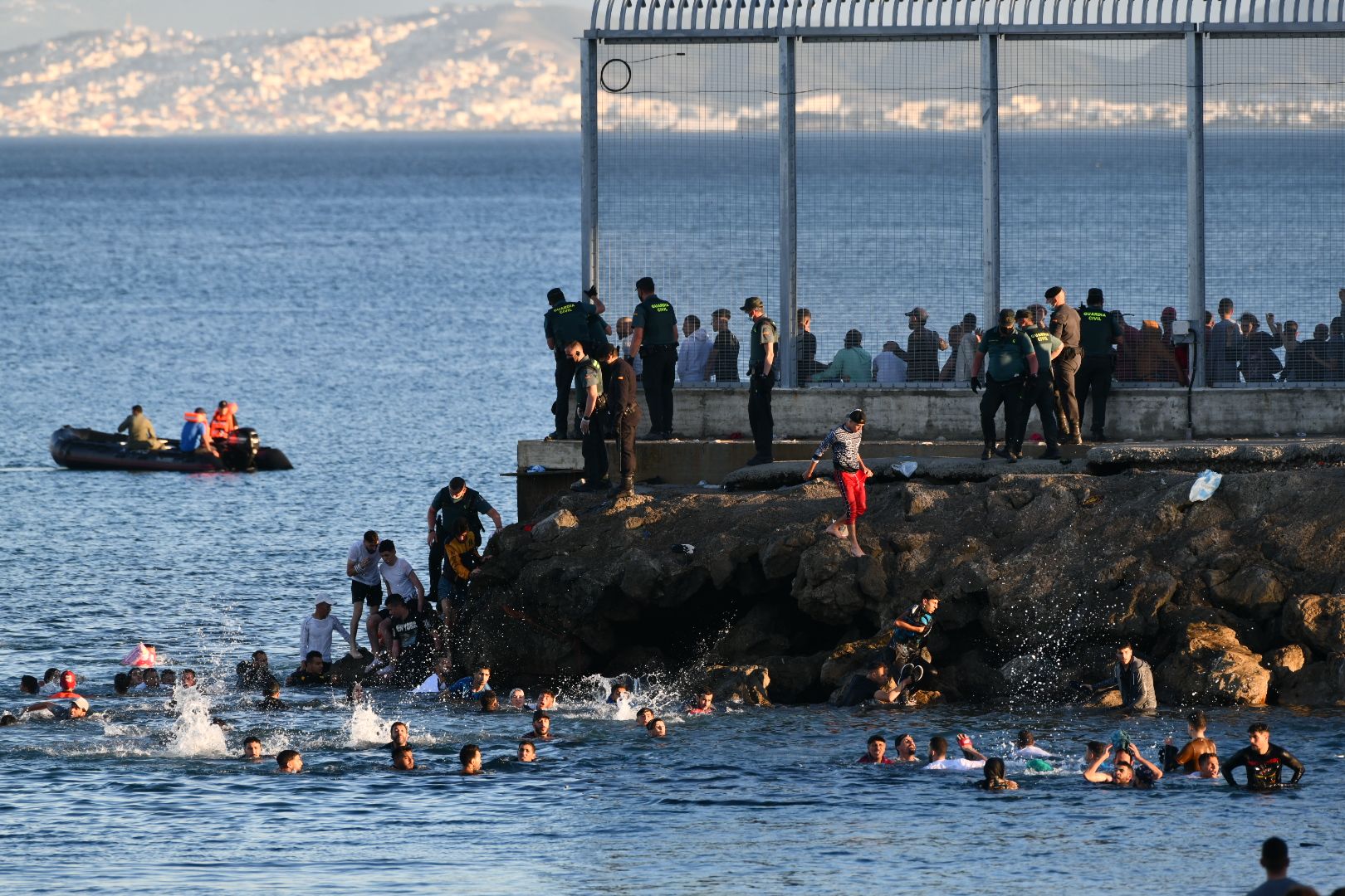 #GraciasLuna: las redes se vuelcan con la voluntaria de la Cruz Roja que consoló a un inmigrante #GraciasLuna: las redes se vuelcan con la voluntaria de la Cruz Roja que consoló a un inmigrante