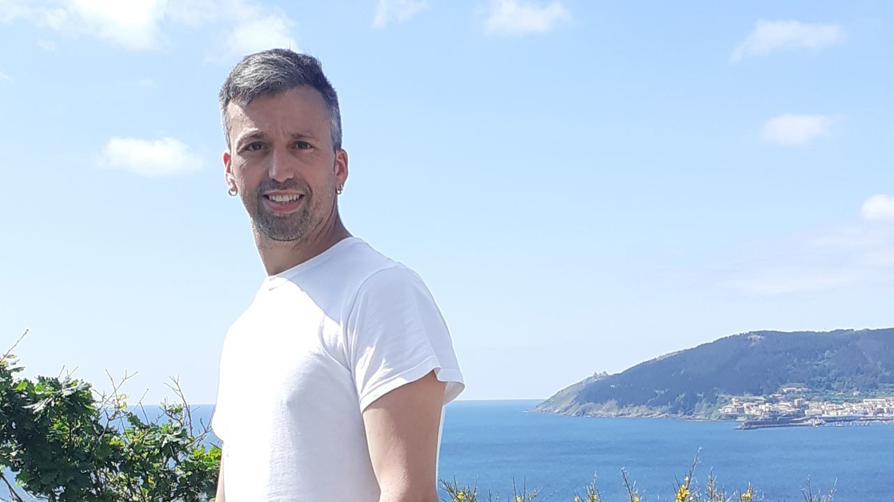 José Insua, auxiliar de enfermería en una residencia: "Canto a los mayores para hacerles felices". Foto José Insua