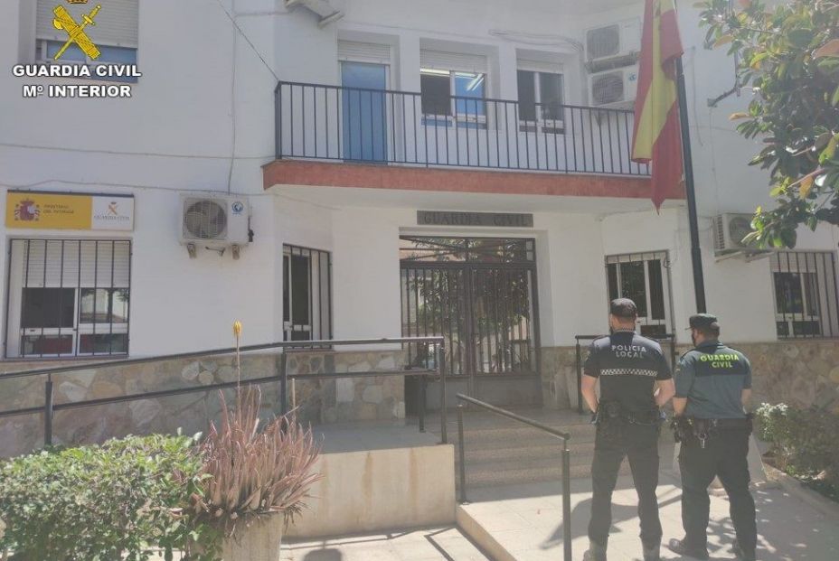 EuropaPress 3723359 detenidas dos personas robar octogenario metodo abrazo calle crevillent EuropaPress 3723359 detenidas dos personas robar octogenario metodo abrazo calle crevillent
