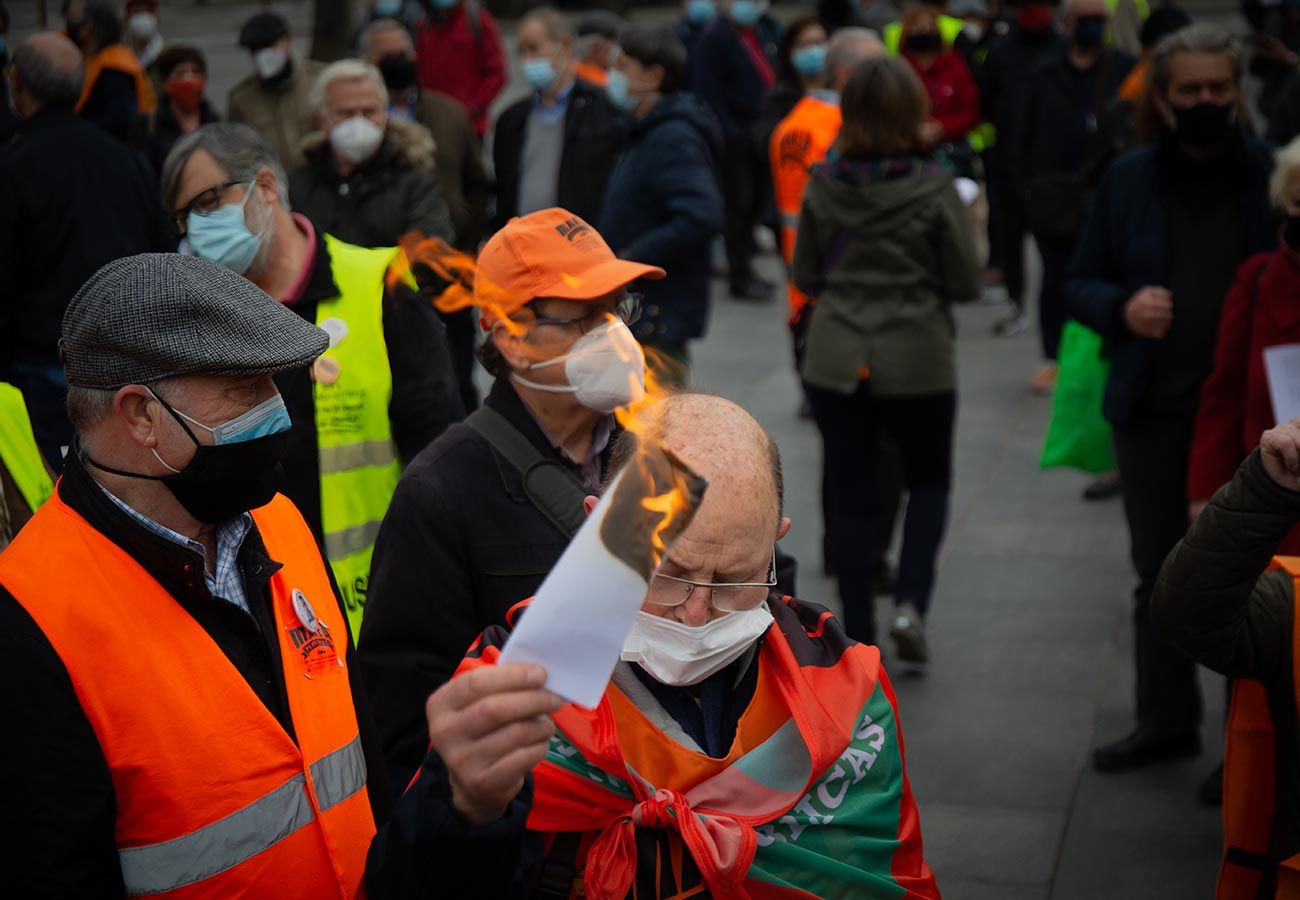 Choque generacional: Jubilados, en lucha por las pensiones frente a una juventud parada