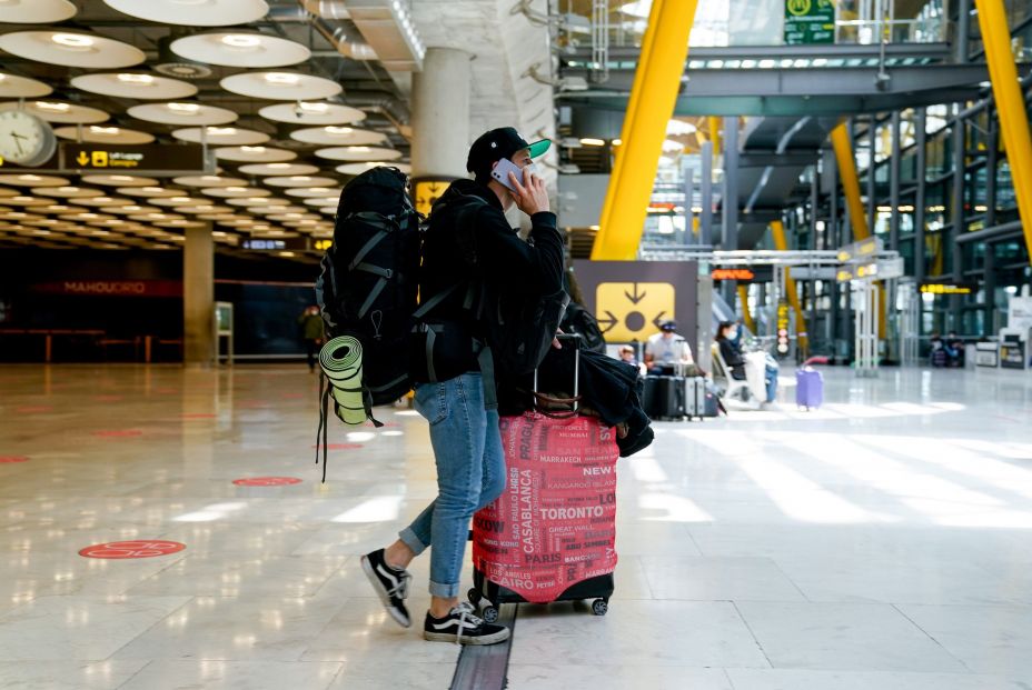 EuropaPress 3700279 chico equipaje t4 aeropuerto adolfo suarez madrid barajas primer dia