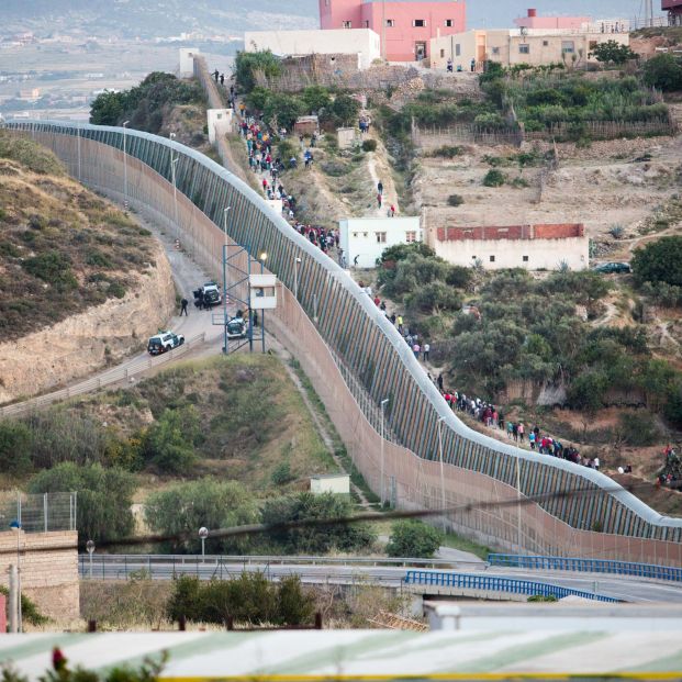 EuropaPress 3727811 varios marroquies intentan llegar suelo espanol frontera separa melilla