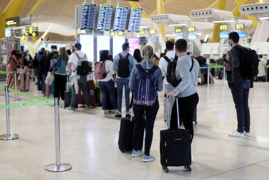 EuropaPress 3733573 varios pasajeros terminal t4 aeropuerto adolfo suarez madrid barajas 24