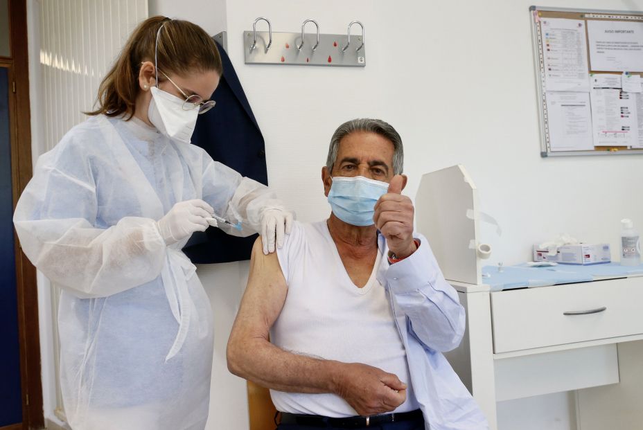 EuropaPress 3654645 presidente cantabria miguel angel revilla recibe primera dosis vacuna