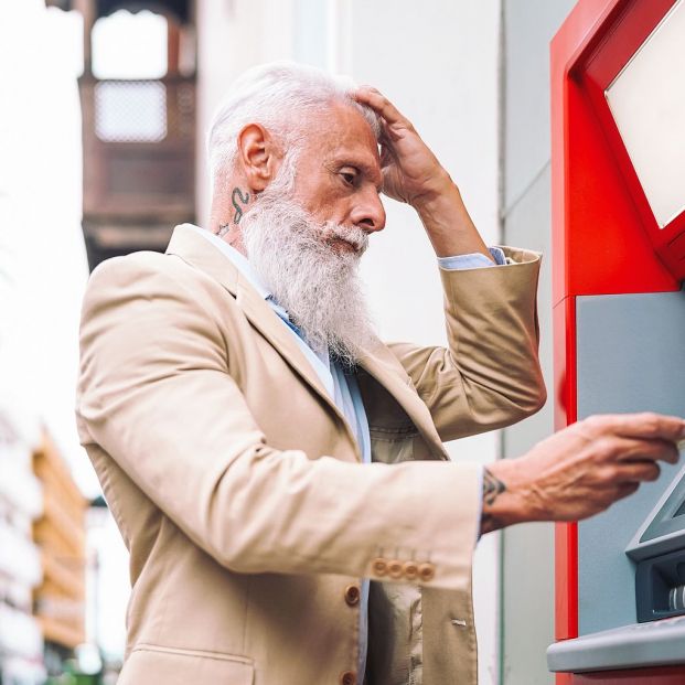 Cómo actuar y qué no debes hacer nunca si el cajero se queda tu tarjeta (Foto Bigstock) 2