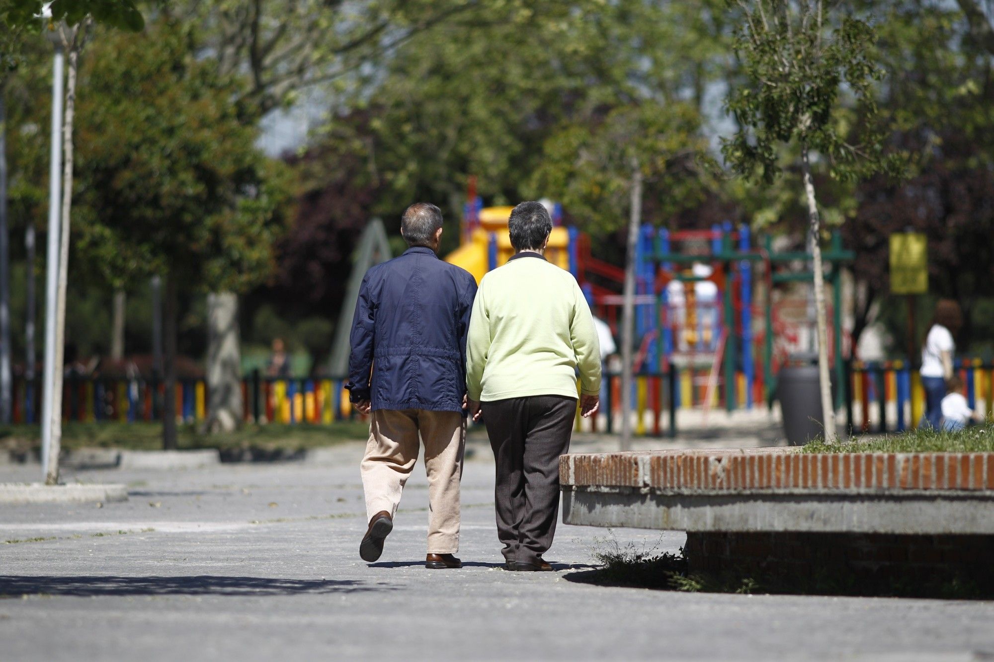 Pareja paseando por un parque