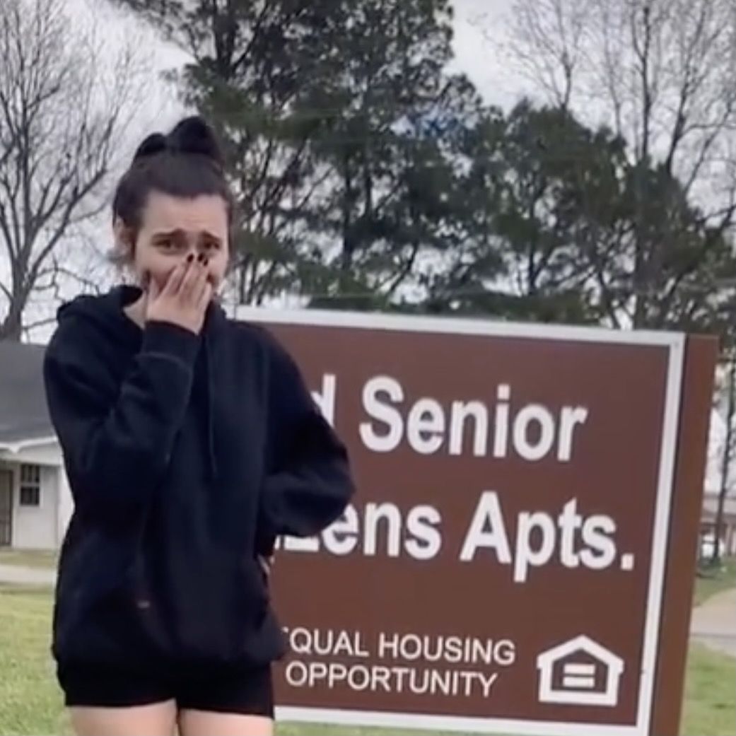 Una joven de 19 años descubre que se acaba de mudar a una residencia de mayores 