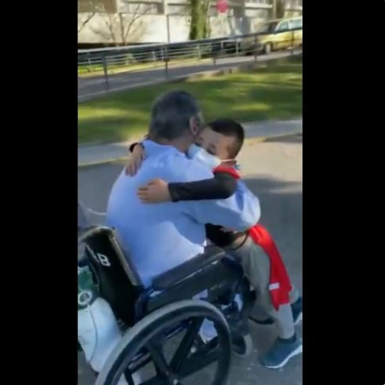 VÍDEO: El emotivo reencuentro entre un abuelo y su nieto tras 76 días ingresado por Covid