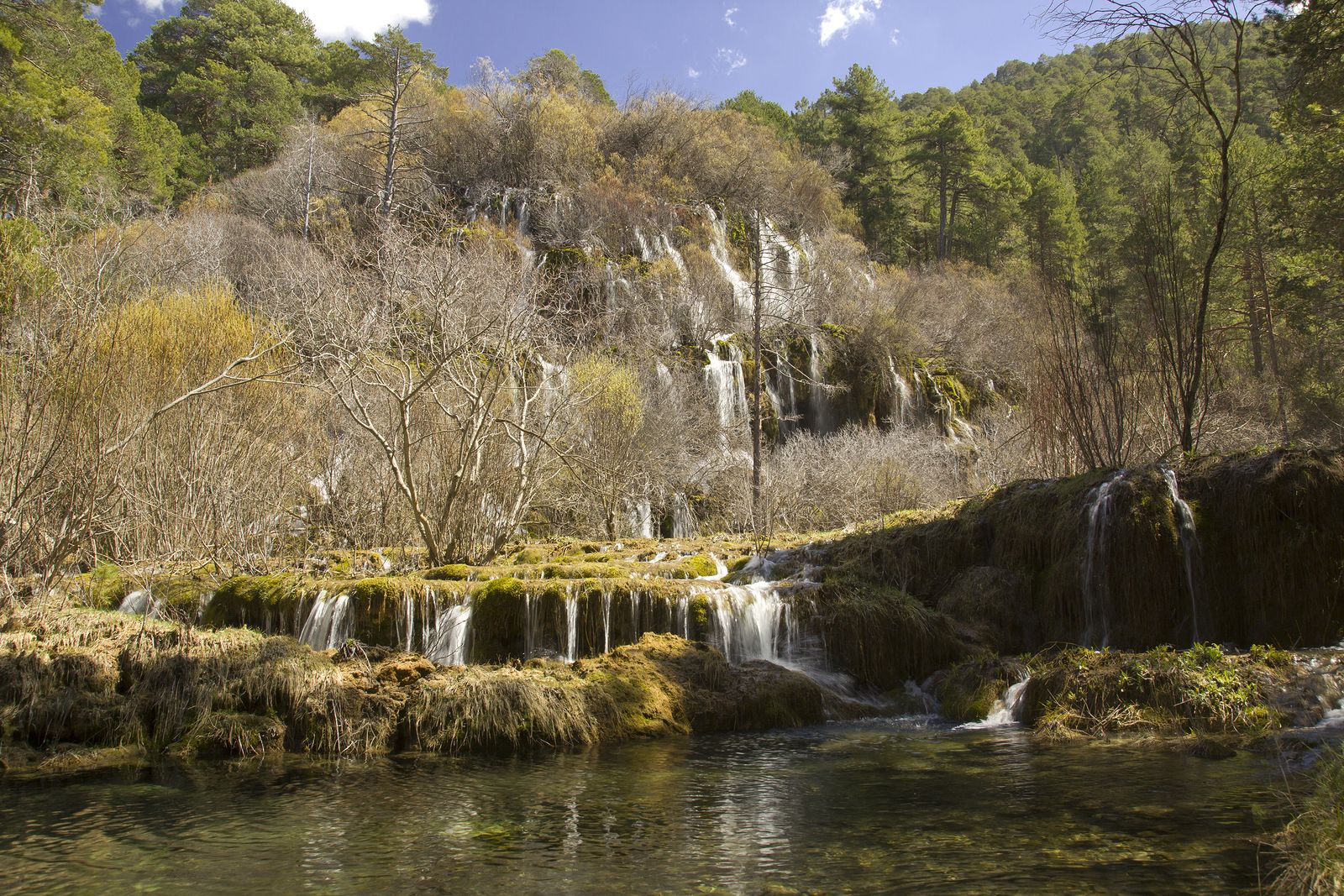  Los nacimientos de ríos más bellos que puedes encontrar en España: Nacimiento río Cuervo España (bigstock)
