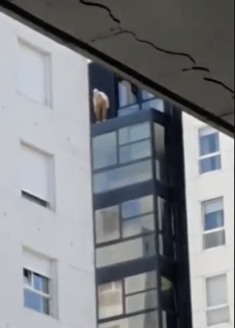 Rescatan a un hombre de 90 años tumbado en el alféizar de una ventana a 12 pisos de altura