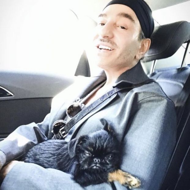 John Galliano junto a su perro en Instagram (Foto: @jgalliano)