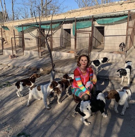Agatha Ruiz de la Prada con varios perros (Foto: @agatharuizdlprada)