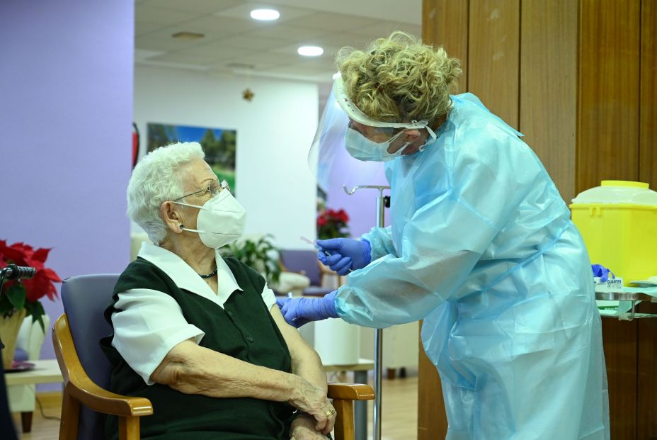 Sanidad estudia poner una tercera dosis de la vacuna contra el Covid a los mayores a finales de 2021