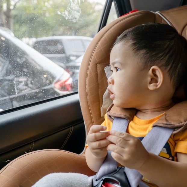 En verano, intenta dejar el coche a la sombre pero, bajo ningún concepto, dejes a tu hijo dentro