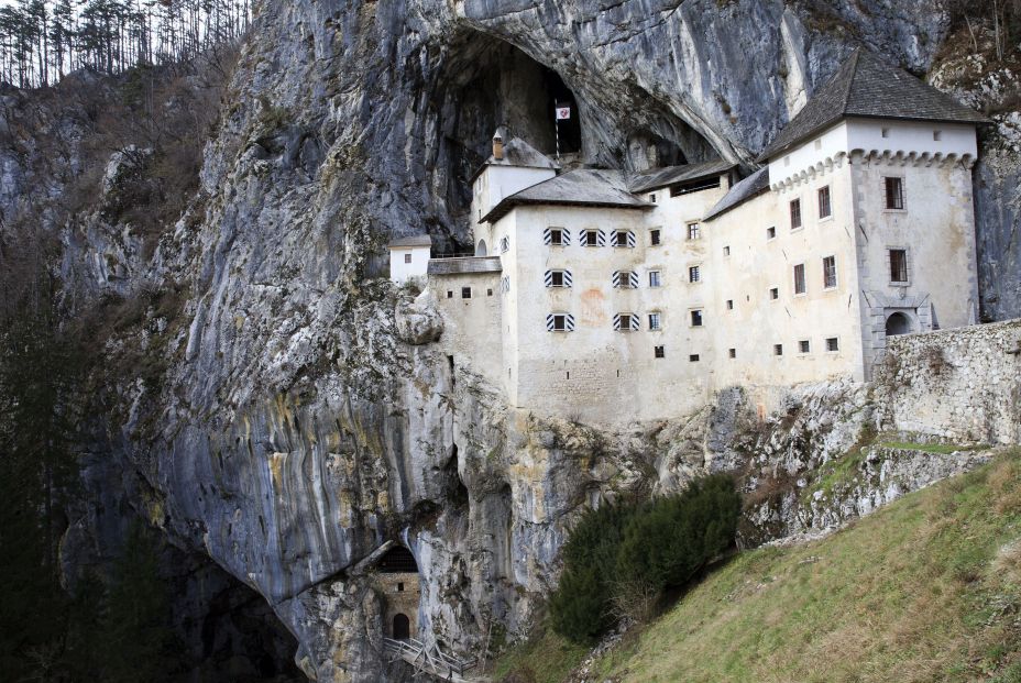 El castillo de Predjama en Eslovenia es el más grande construido en una cueva (bigstock)