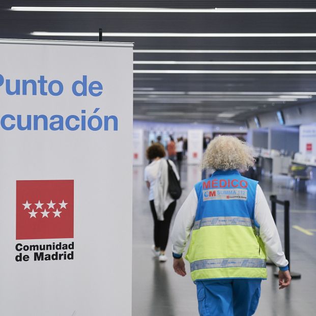 sanitario punto vacunacion wanda metropolitano 19 mayo 2021 madrid espana