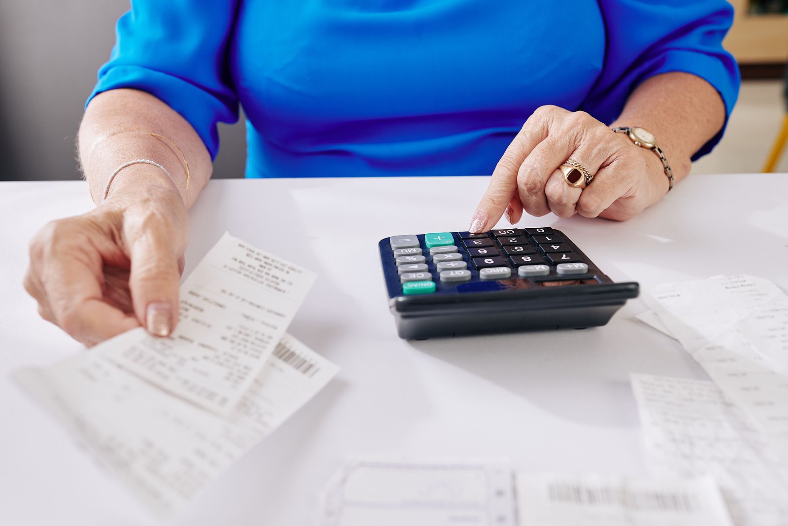 Cambios en junio que afectan al bolsillo: nueva factura de la luz, pensiones y comisiones bancarias