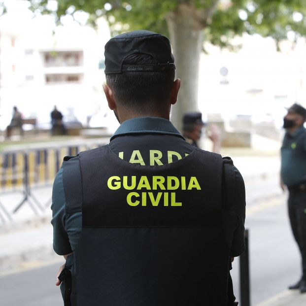 Prisión para un policía local detenido por matar a una anciana empujándola por las escaleras. Foto: Europa Press