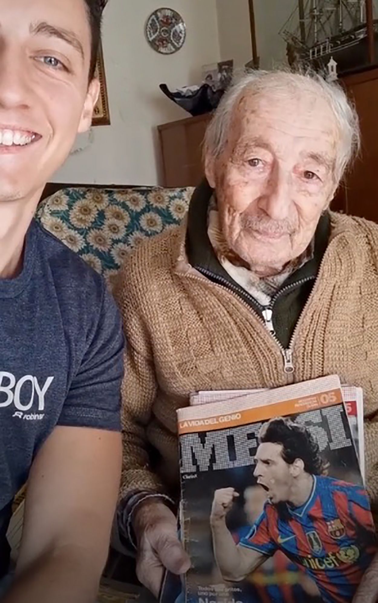 VÍDEO: El 'mayor' fan de Messi tiene 99 años y lleva la cuenta a mano de todos sus goles