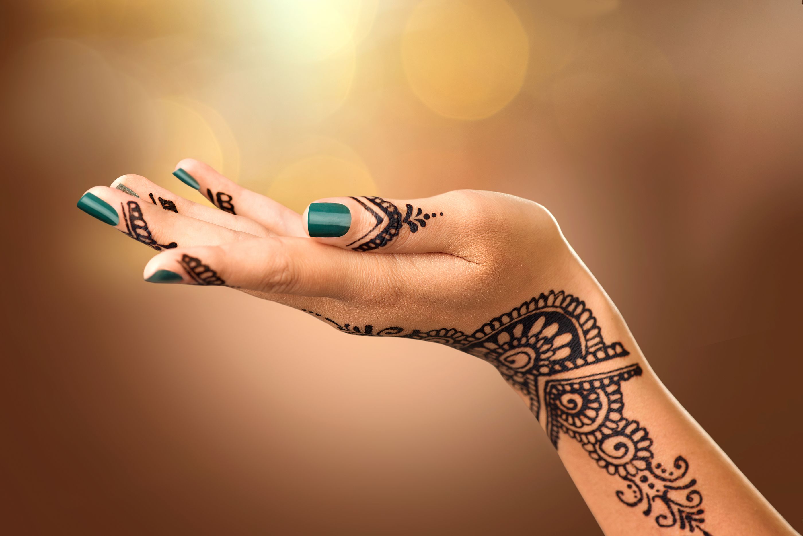 Sanidad alerta de los riesgos para la piel de los tatuajes de henna negra