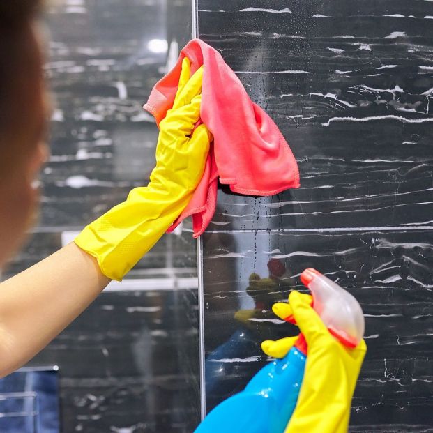 Cómo quitar la cal de la mampara de la ducha sin mucho esfuerzo Cómo quitar la cal de la mampara de la ducha sin mucho esfuerzo