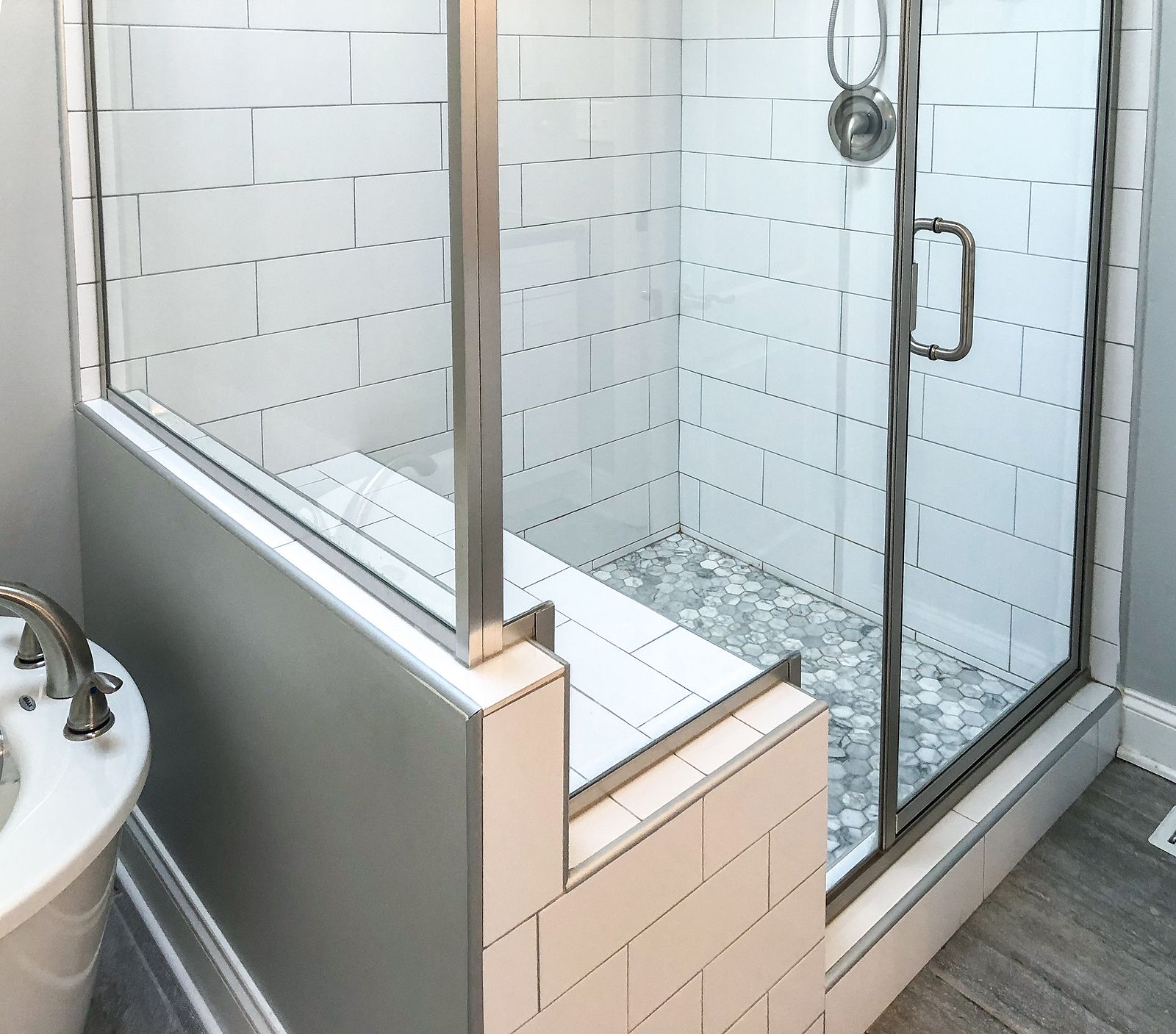 Sigue estos trucos de expertos para eliminar la cal del vidrio de la ducha