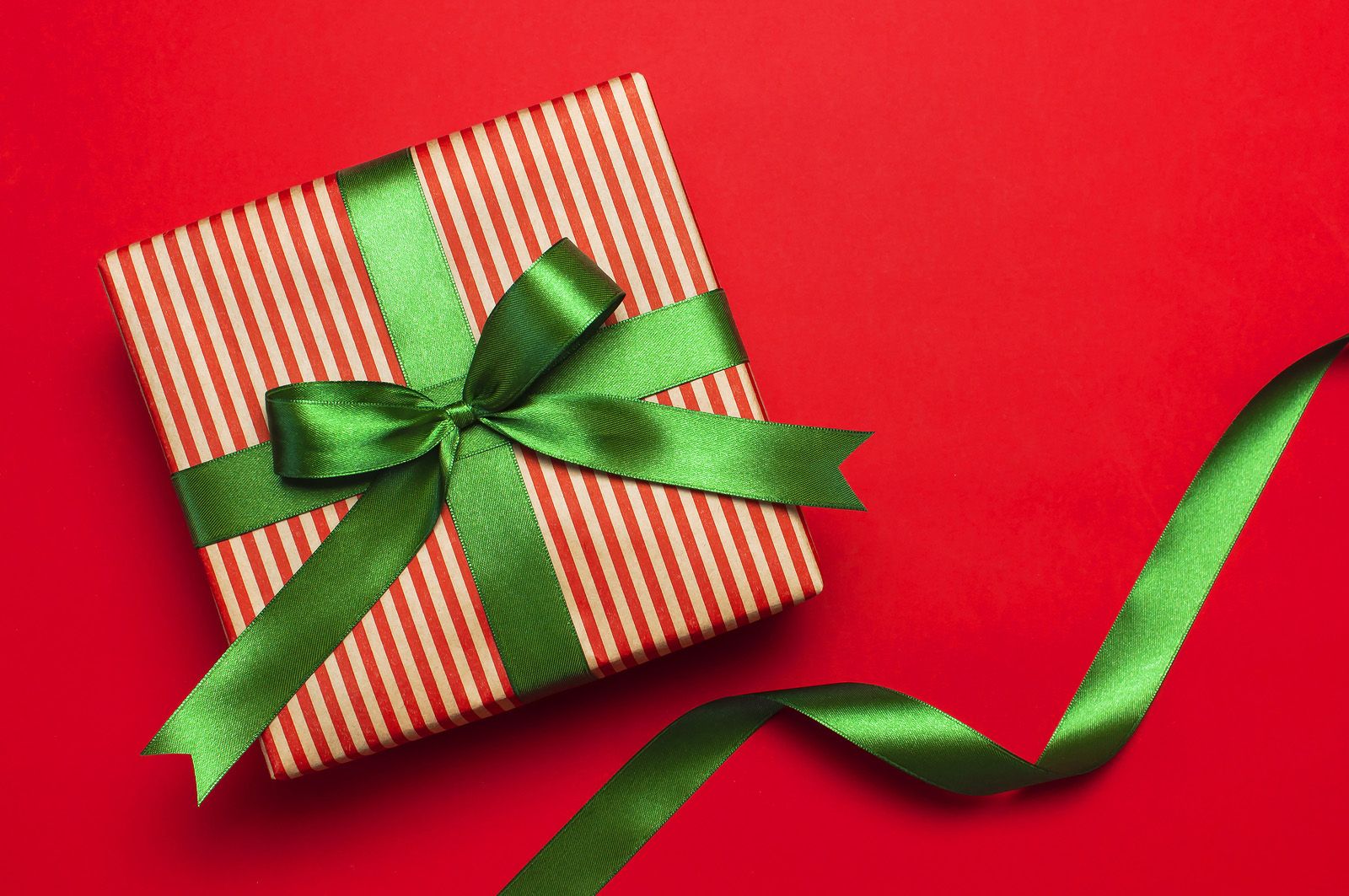 Triunfa con estos lazos originales para envolver regalos (Bigstock)