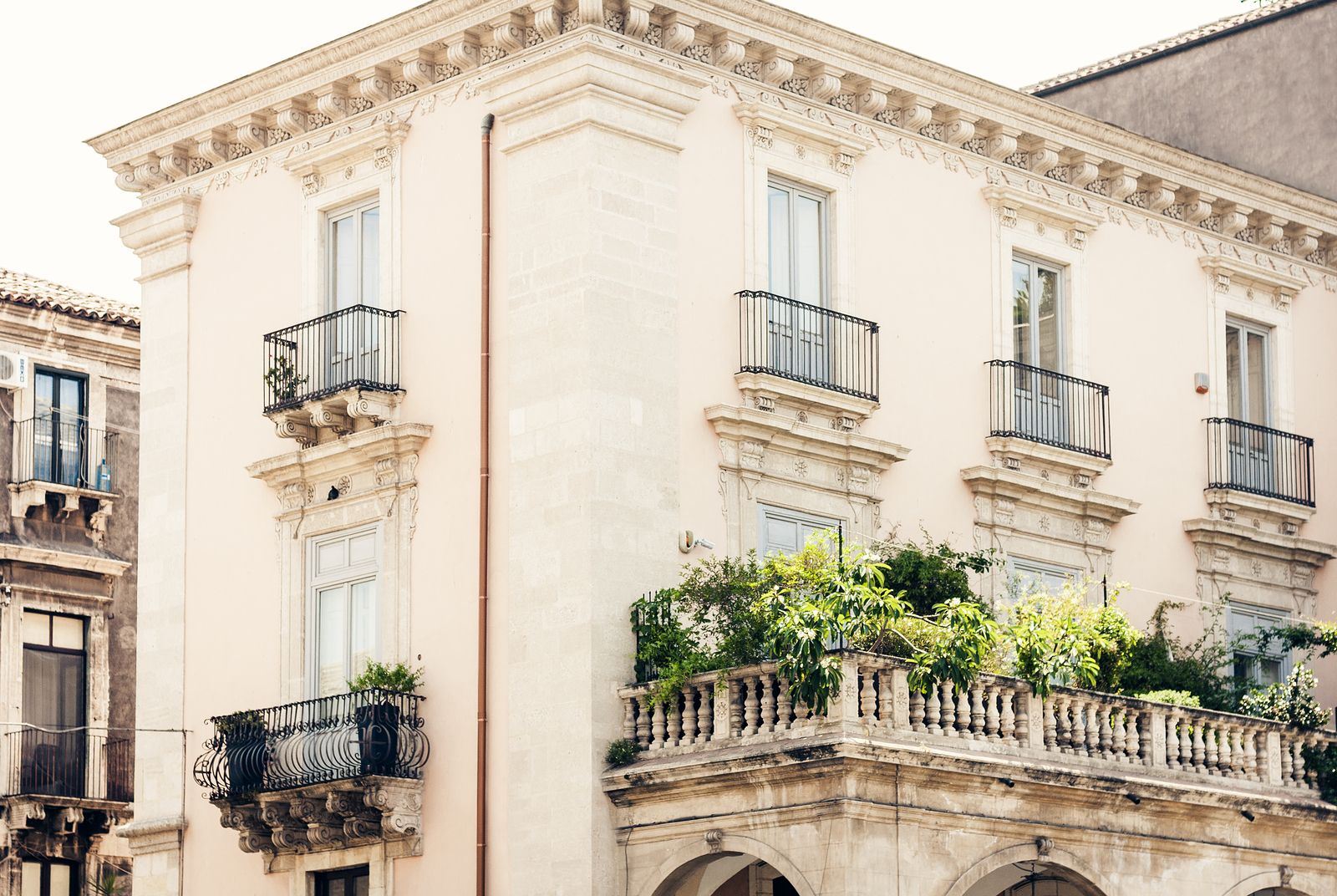 ¿Cuándo está prohibido tener macetas en los balcones? (Big Stock)