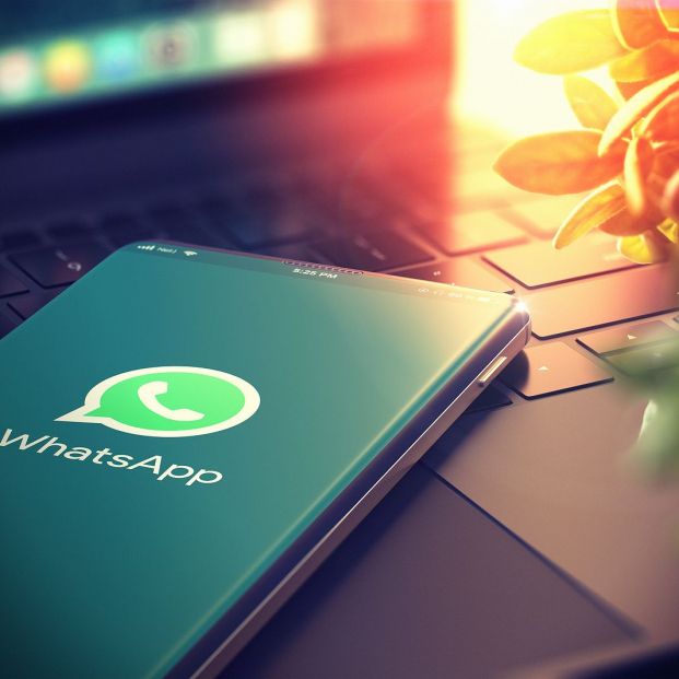 Un abuelo aprende a utilizar WhatsApp con la ayuda de unos manuales que le hace su nieta Foto: bigstock