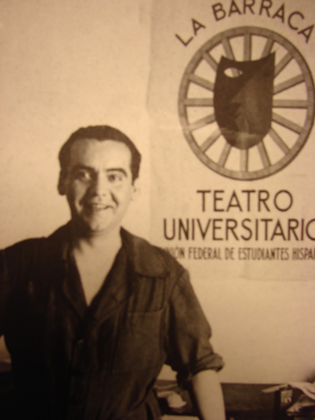 Federico García Lorca posando con el cartel diseñado para La Barraca