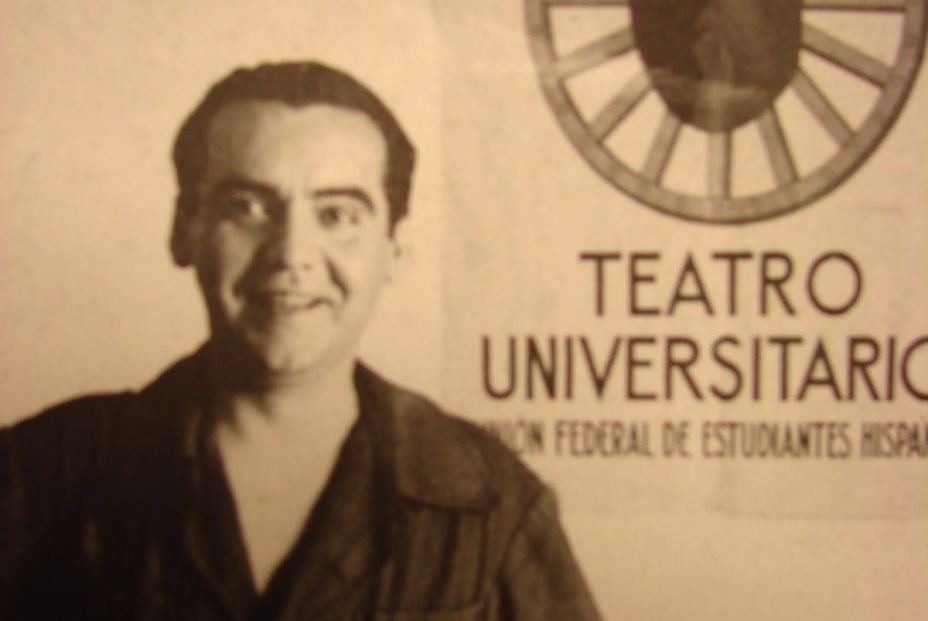 Federico García Lorca posando con el cartel diseñado para La Barraca