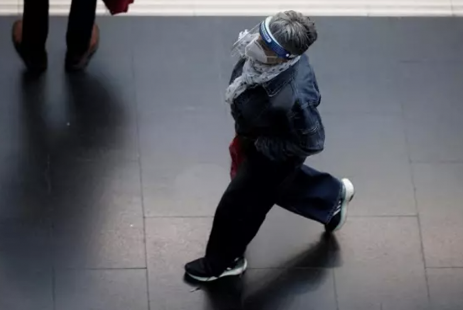 Madrid recuerda que para dejar de usar la mascarilla se necesita modificar una ley estatal. FOTO: EUROPA PRESS Madrid recuerda que para dejar de usar la mascarilla se necesita modificar una ley estatal. FOTO: EUROPA PRESS