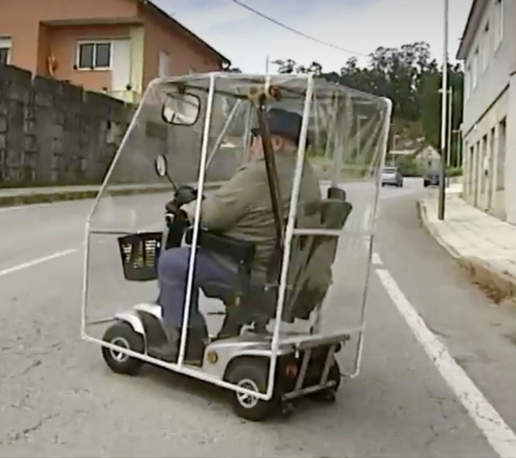 Un hombre de 93 años crea su propio papamóvil comprando piezas por Amazon