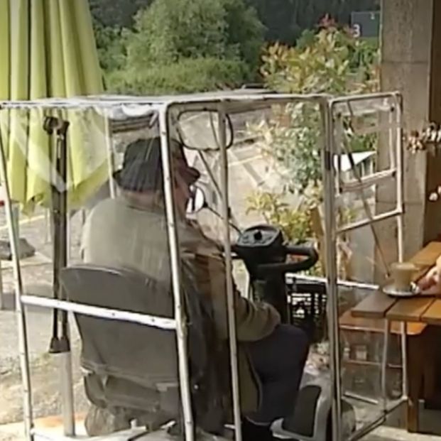 Manolo tomándose el café como cada mañana (Captura de pantalla de Antena3)