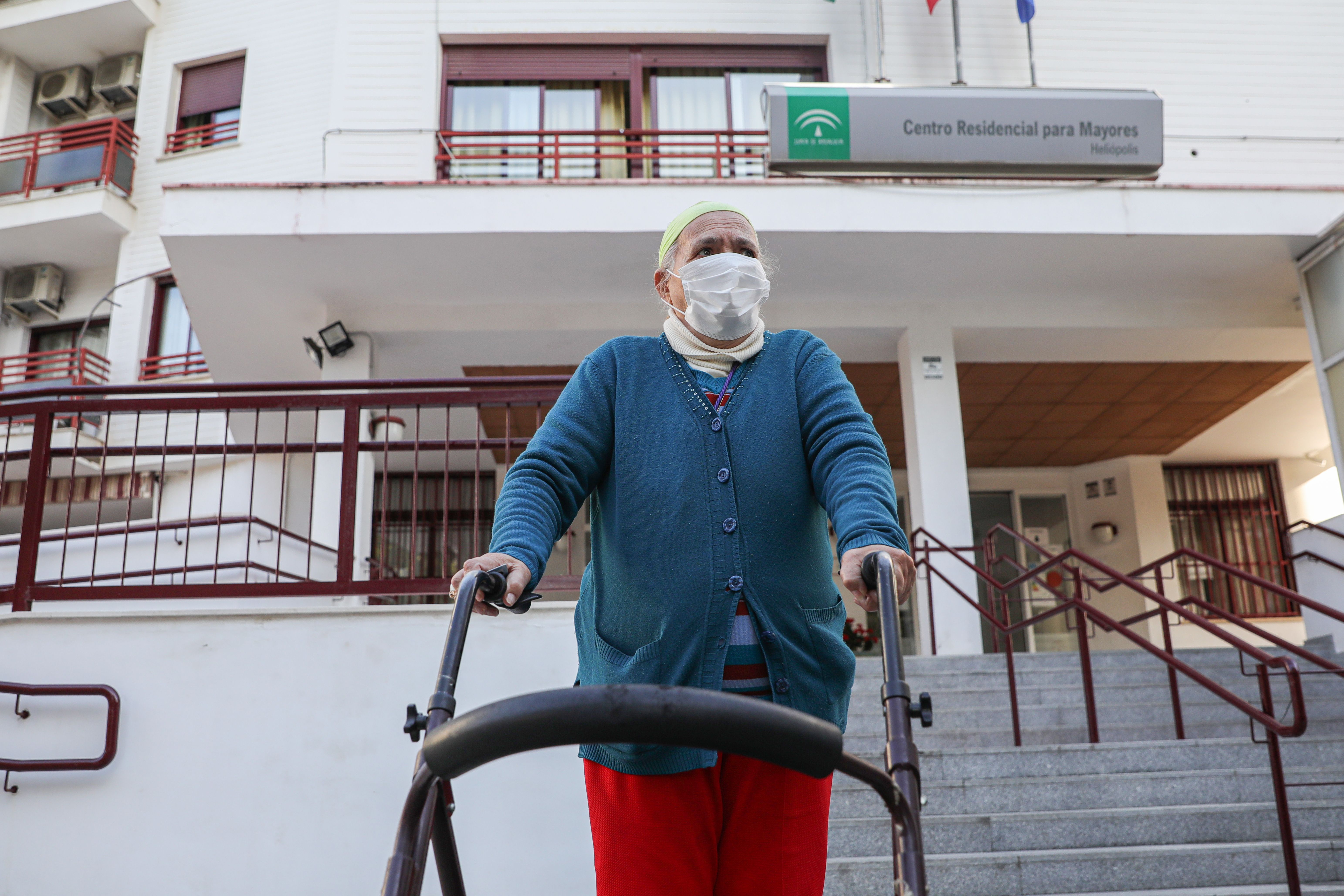 EuropaPress 3693424 anciana sale centro residencial mayores segundo dia ancianos pueden salir