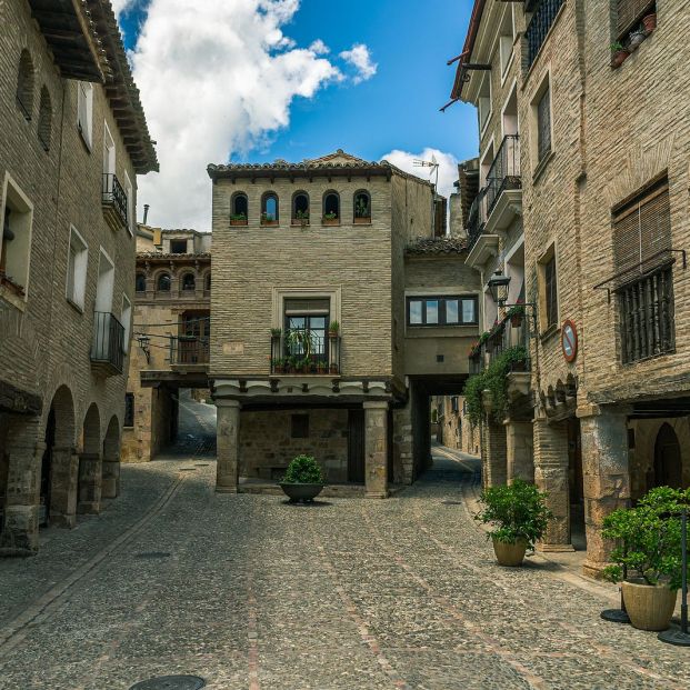 Visitamos Alquézar, uno de los pueblos más bonitos de España Foto: bigstock. Plaza Rafael Ayerbe