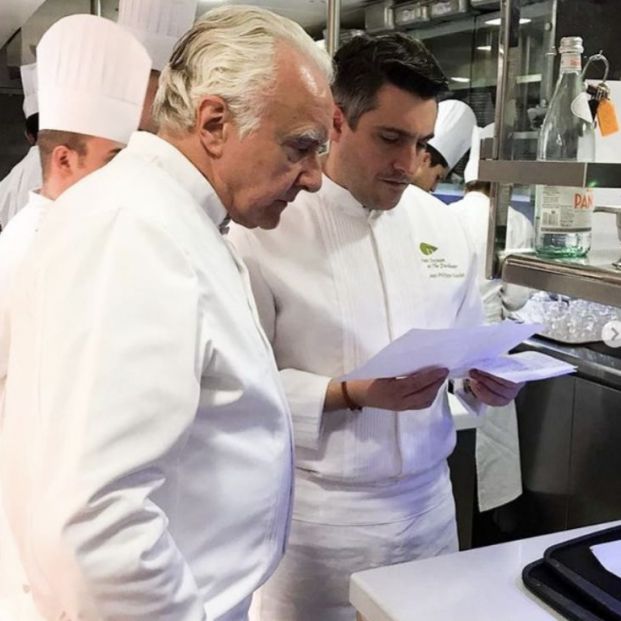 Alain Ducasse preparando la cena en su restaurante londinense The Dorchester (Foto: Instagram @alainducasse)