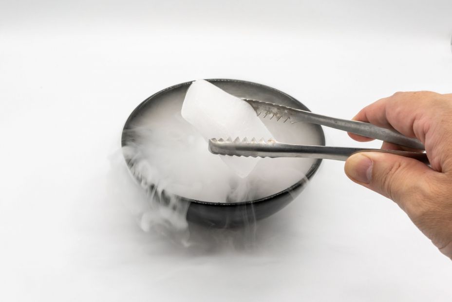 Si tenemos hielo seco en casa podemos usarlo para enfriar latas o botellas Si tenemos hielo seco en casa podemos usarlo para enfriar latas o botellas