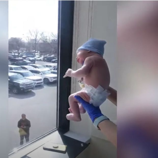 VÍDEO: Un abuelo conoce a su nieto desde el parking del hospital