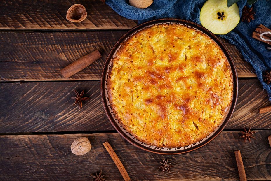 Descubre estos postres sin horno: tortilla dulce de manzana