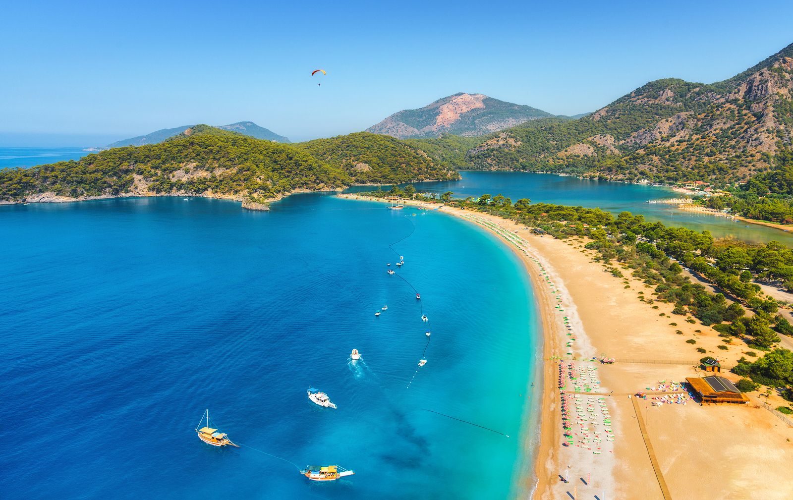 Lago azul en la Playa de Ölüdeniz, en Turquía, una de las mejores de Europa (BigStock)