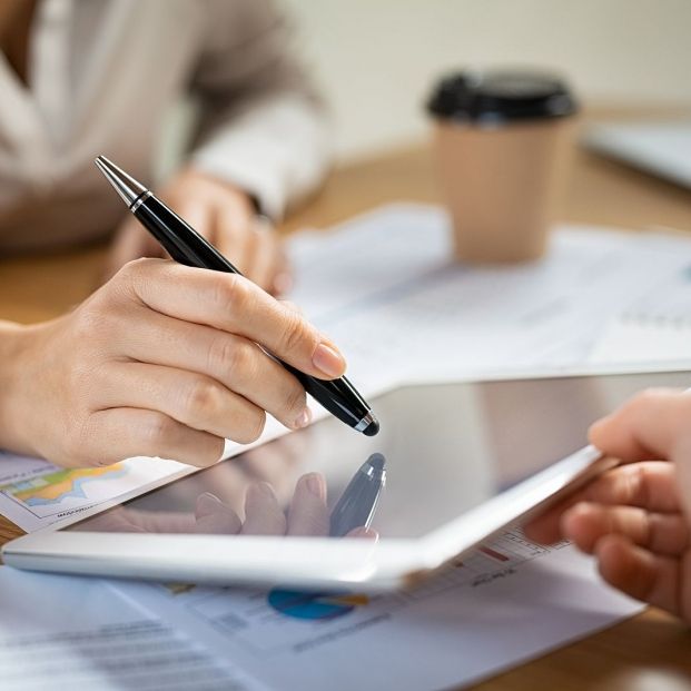 Vecinos de Barcelona se organiza para ayudar a mayores a hacer trámites digitales (Foto-Bigstock) Vecinos de Barcelona se organiza para ayudar a mayores a hacer trámites digitales (Foto-Bigstock)