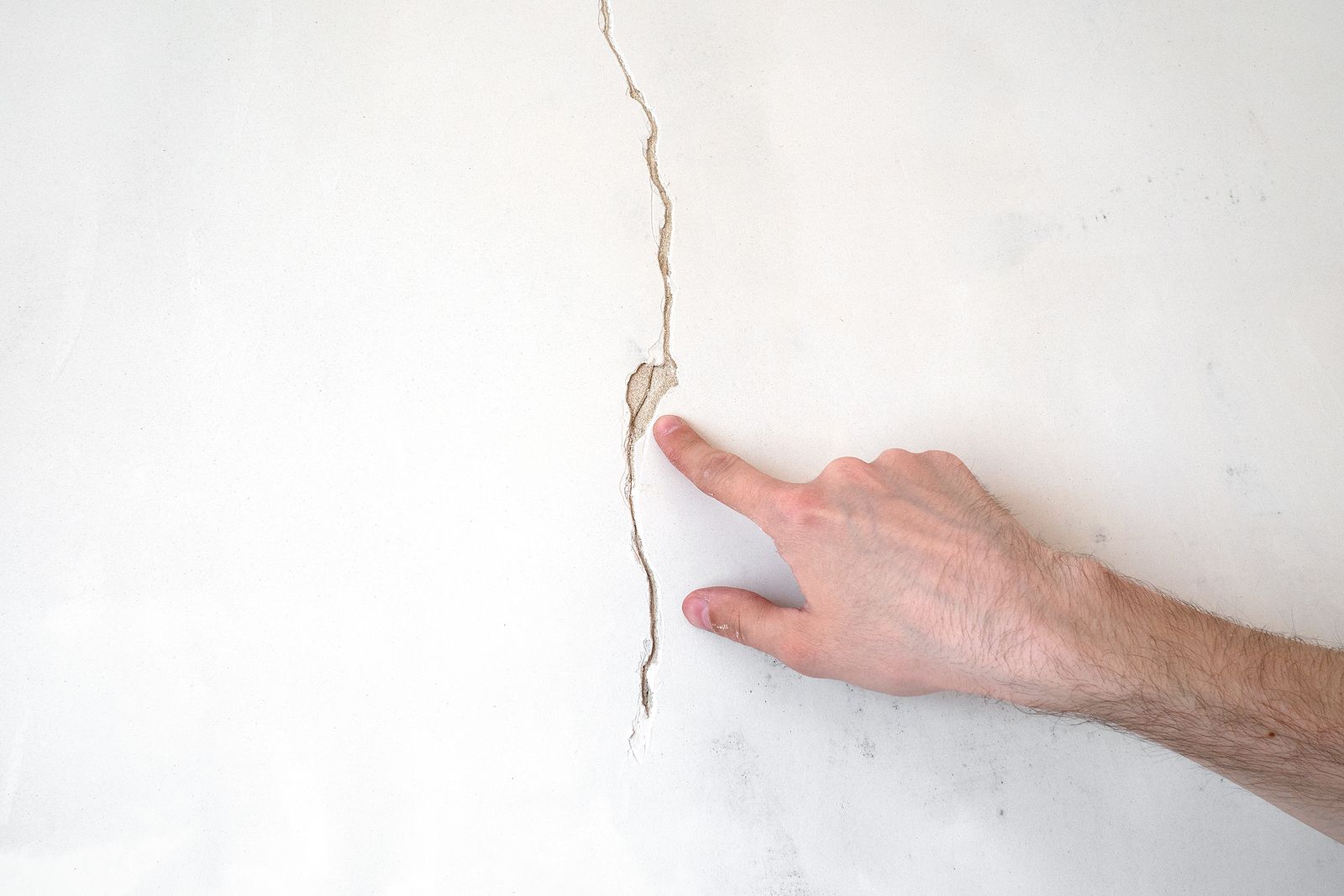 El motivo por el que no deberías reparar las grietas en la pared rápidamente (Foto Bigstock)