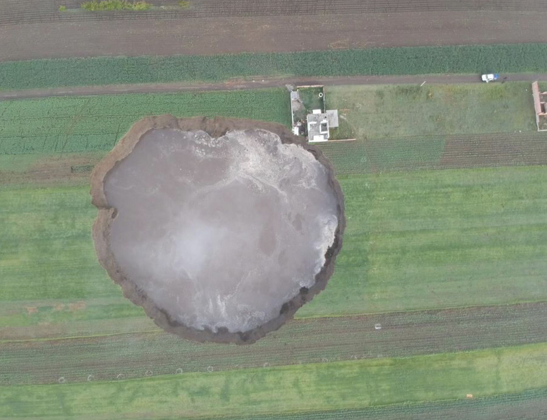 Crece la preocupación por el socavón gigante aparecido en México (Foto: Protección Civil México. Twitter: @CNPC_MX)