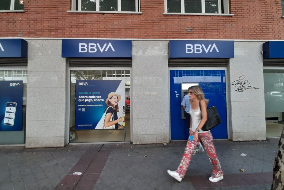 EuropaPress 2280128 mujer pasa oficina bancaria nuevo logo bbva madrid