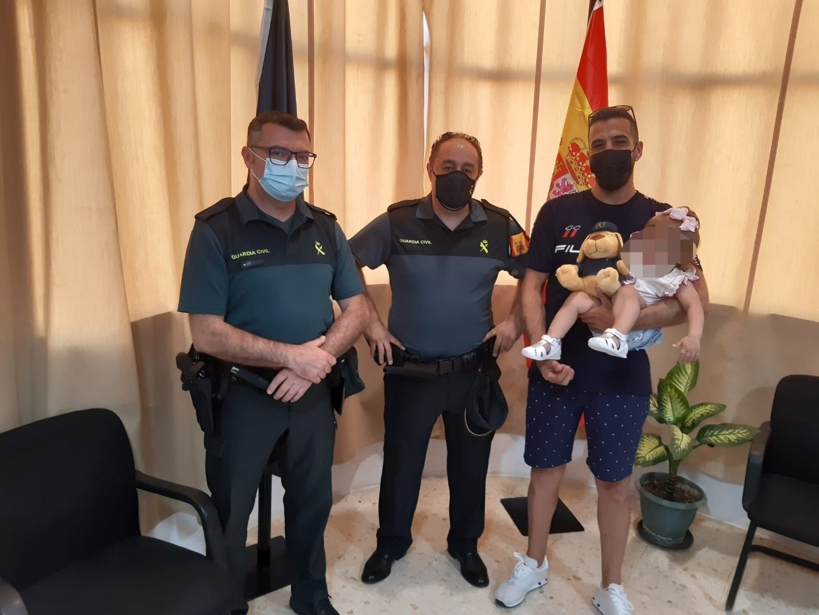 La Guardia Civil salva la vida de una bebé de 16 meses que se estaba ahogando en una piscina ada cuando ahogaba piscina mairena alcor