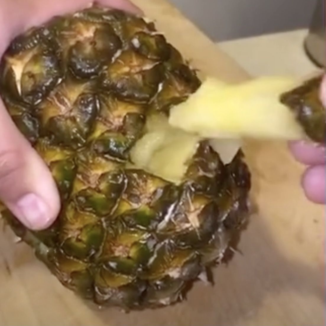 Esta es la forma más fácil de pelar una PIÑA